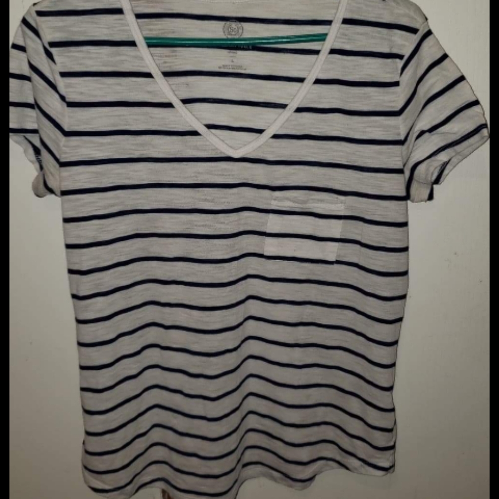 V- neck Short sleeve